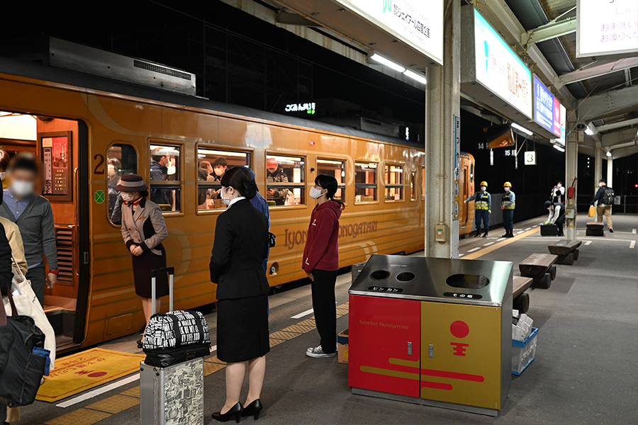 松山駅に停車している伊予灘ものがたり