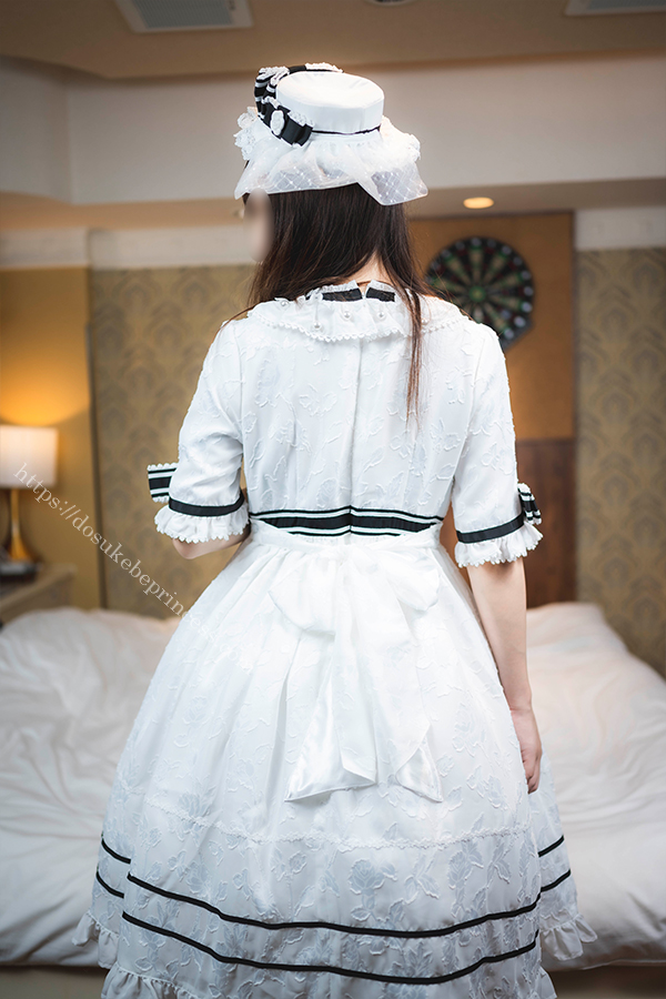 ロリータ服を着てポーズをとる女の子