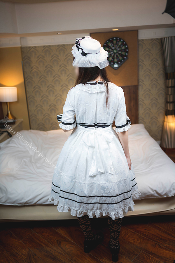 ロリータ服を着てポーズをとる女の子