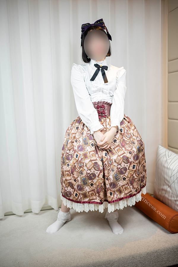 ロリータ服を着てポーズをとる女の子
