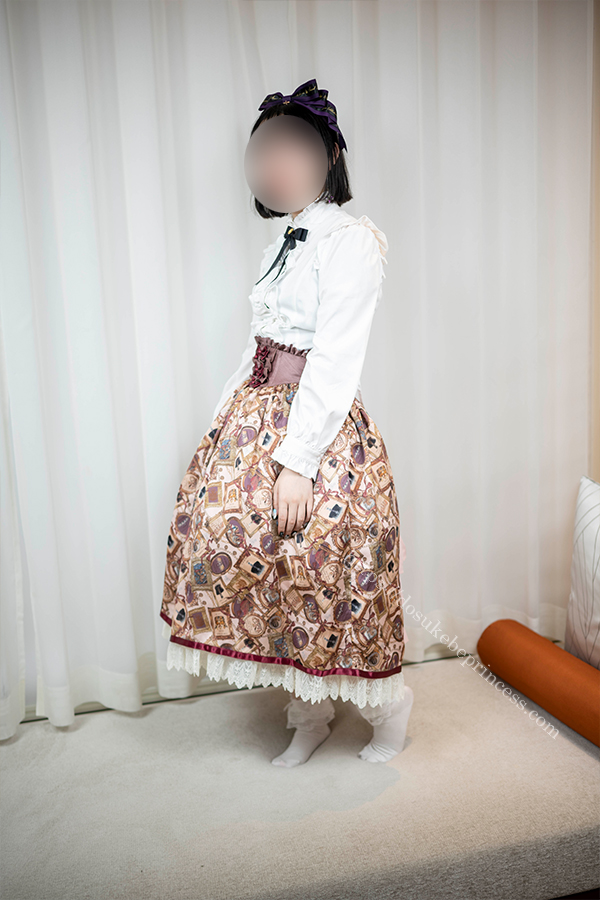 ロリータ服を着てポーズをとる女の子