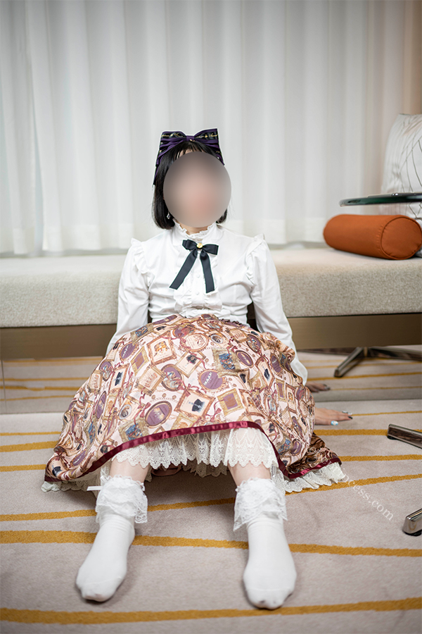 ロリータ服を着てポーズをとる女の子