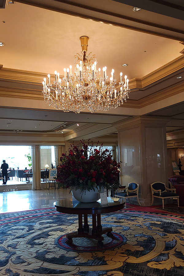 リーガロイヤルホテル東京のロビー 大きなシャンデリア