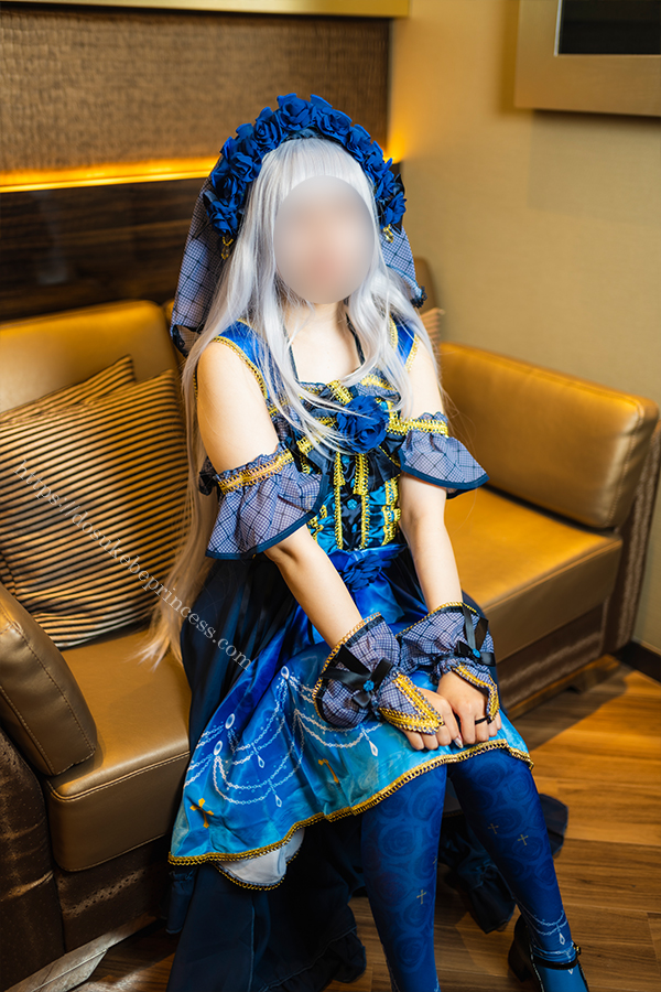 BanG Dream!湊友希那のコスプレでポーズをとるコスプレイヤー