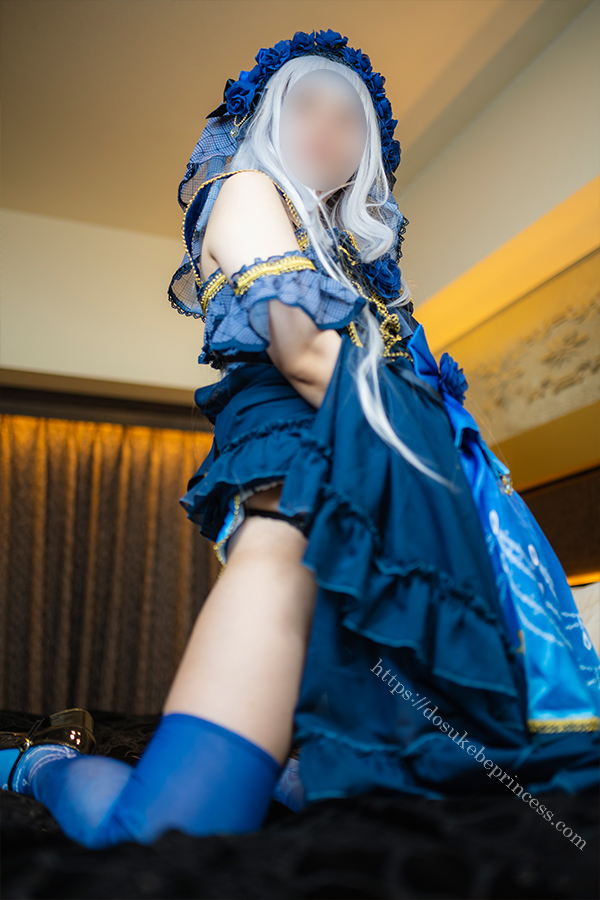 BanG Dream!湊友希那のコスプレでスカートをまくりパンティを見せるコスプレイヤー
