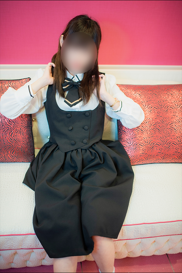 お嬢様風のロリータ服を着てラブホのソファに座る女の子