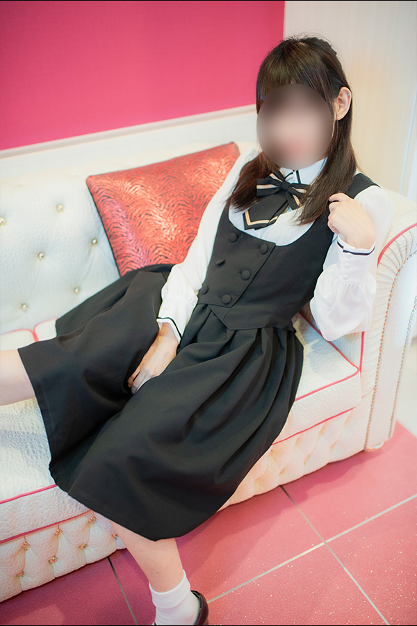 お嬢様風のロリータ服を着てラブホのソファに座る女の子