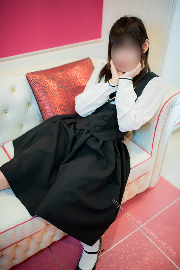 お嬢様風のロリータ服を着てラブホのソファに座る女の子