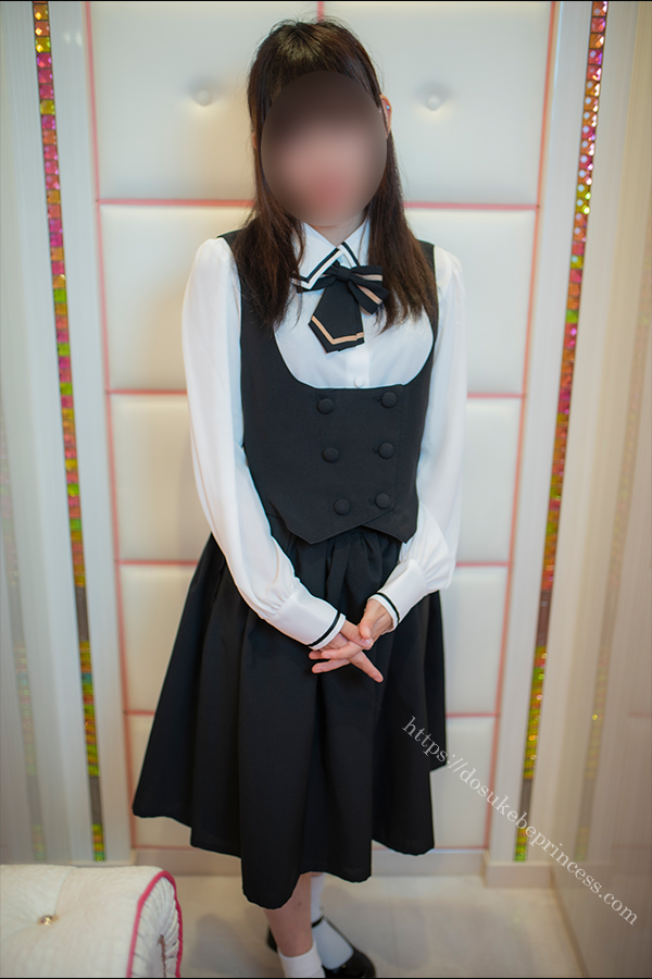お嬢様風のロリータ服を着てポーズをとる女の子