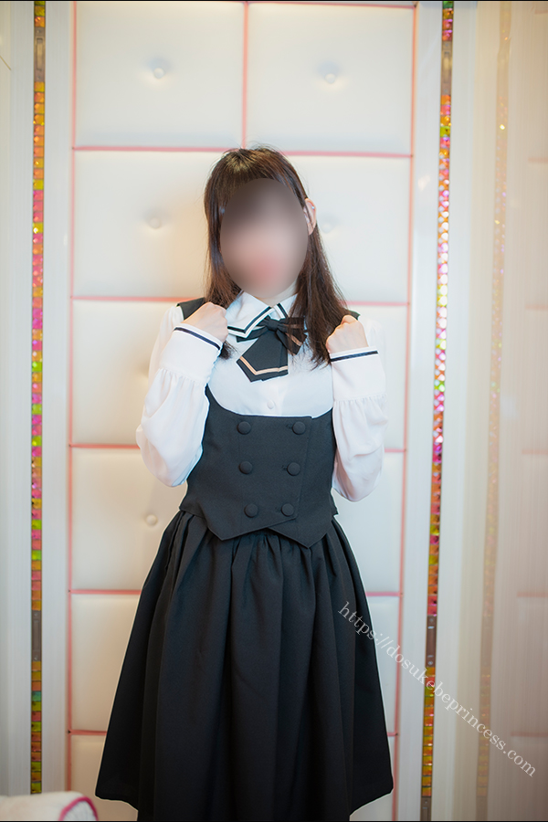お嬢様風のロリータ服を着てポーズをとる女の子
