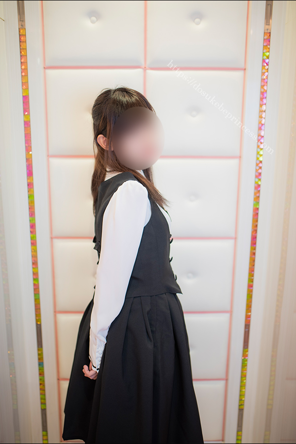 お嬢様風のロリータ服を着てポーズをとる女の子