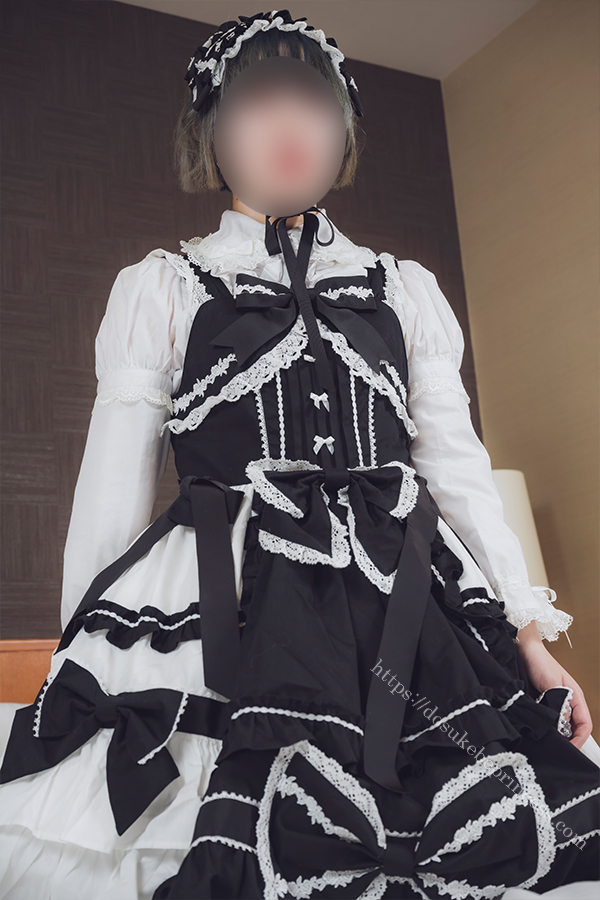 ロリータ服を着てポーズをとる女の子