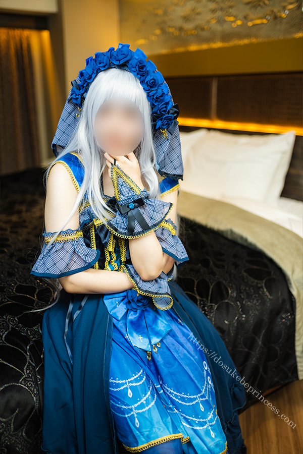 BanG Dream!Roselia湊友希那のコスプレでポーズをとるコスプレイヤー
