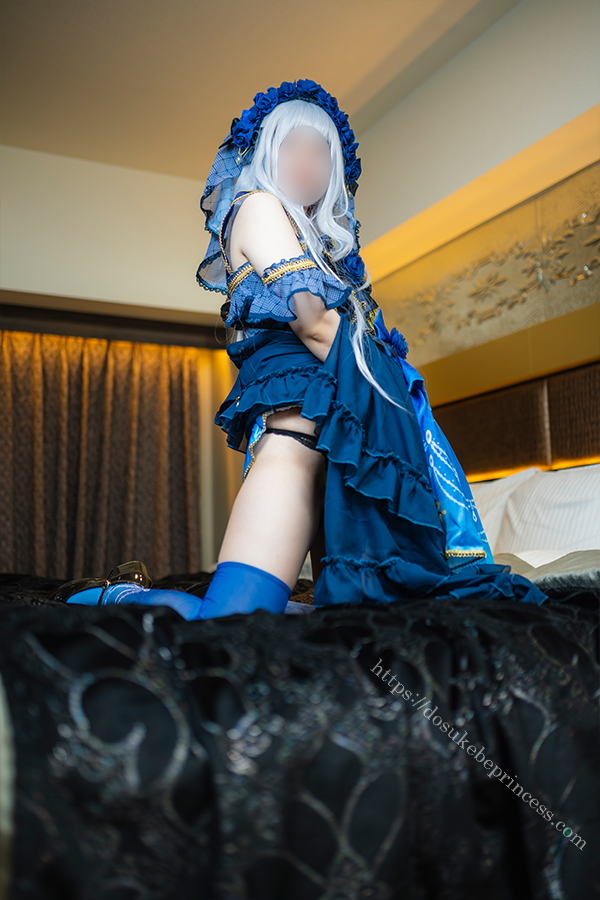 BanG Dream!Roselia湊友希那のコスプレでスカートの下のパンティを見せるコスプレイヤー