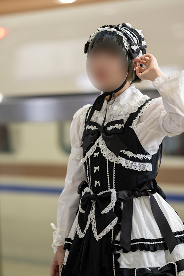 富山駅の新幹線ホームに立つロリータ服の少女