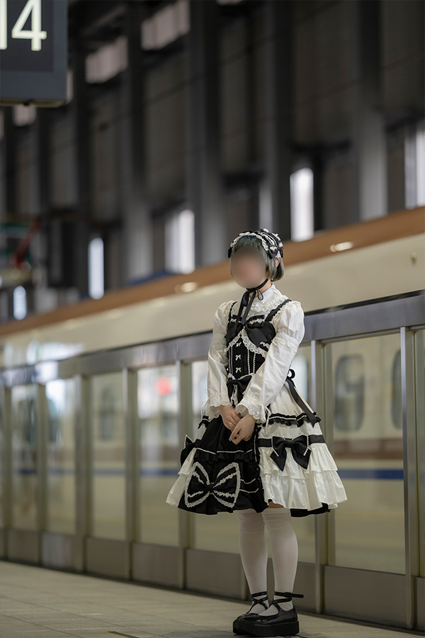 富山駅の新幹線ホームに立つロリータ服の少女