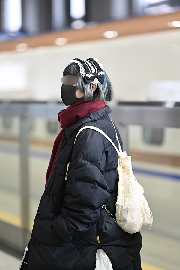 富山駅の新幹線ホームに立つロリータ服の少女