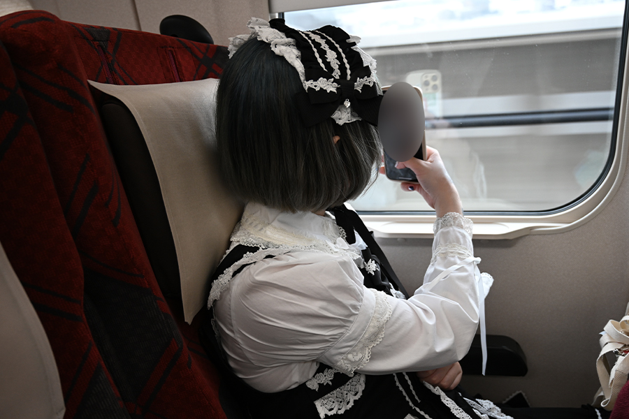 北陸新幹線のシートに座るロリータ服の少女