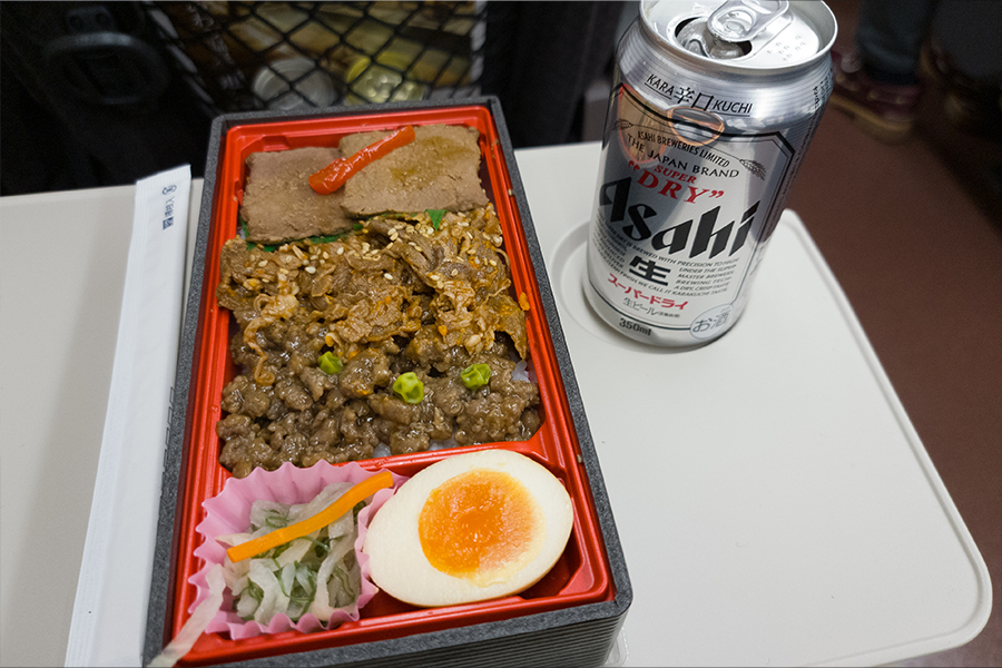 北陸新幹線の車内で駅弁を食べてビールを飲む
