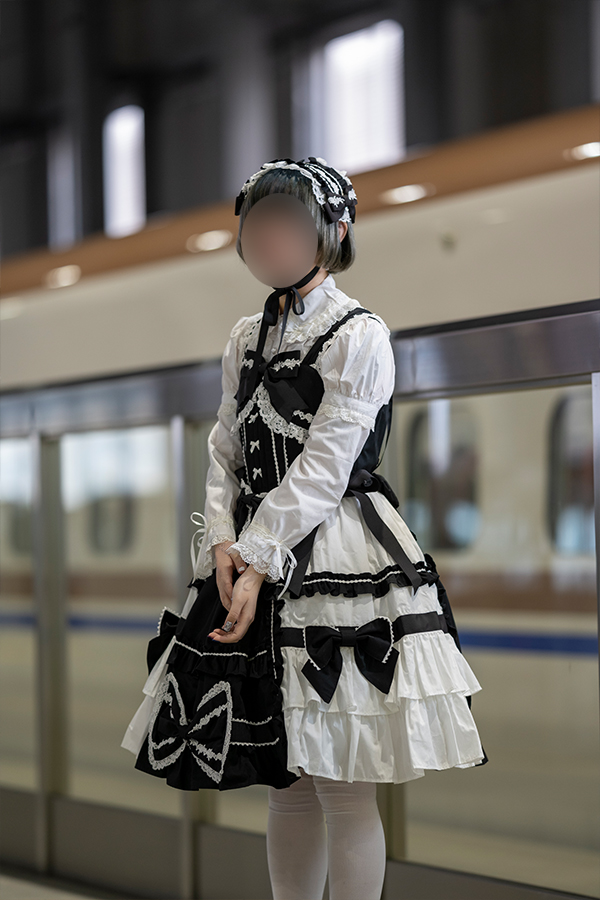 富山駅の新幹線ホームに立つロリータ服の少女