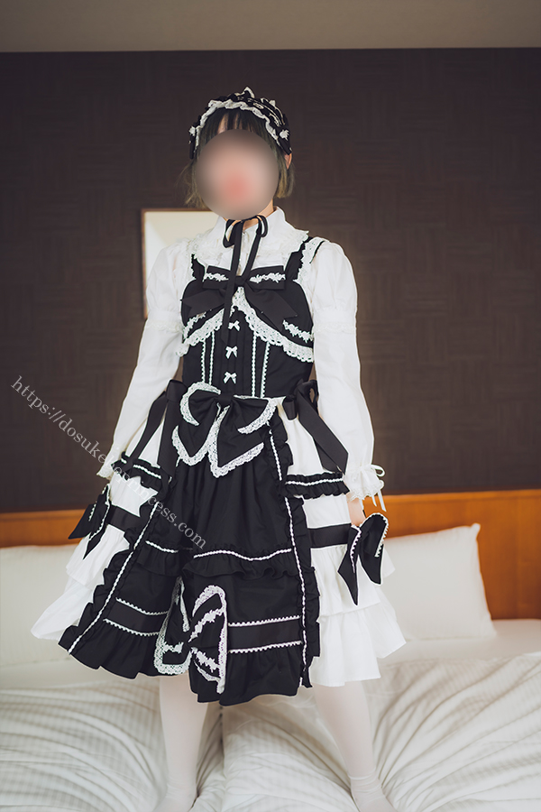 ロリータ服を着てポーズをとる女の子