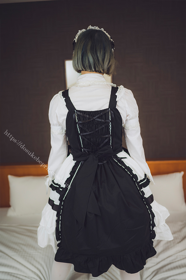 ロリータ服を着てポーズをとる女の子