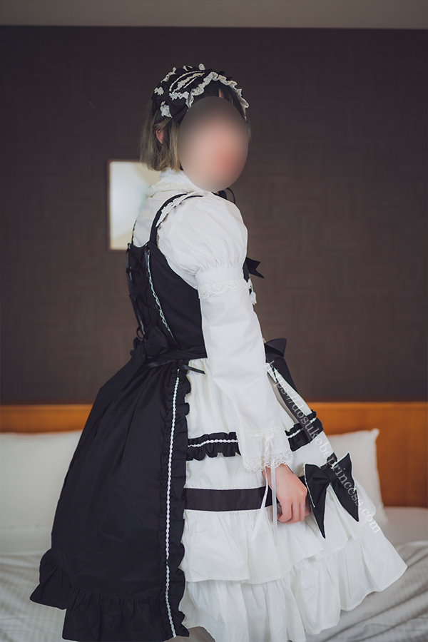 ロリータ服を着てポーズをとる女の子