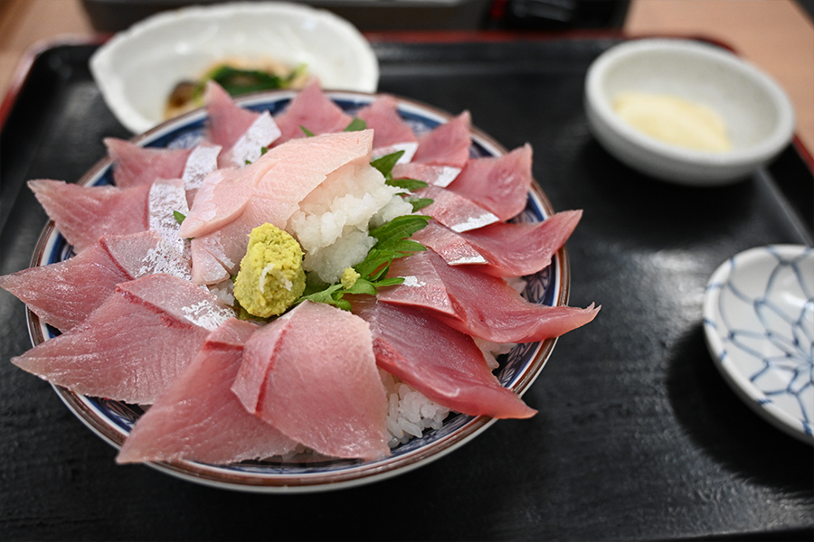 氷見魚市場食堂の寒ぶり丼