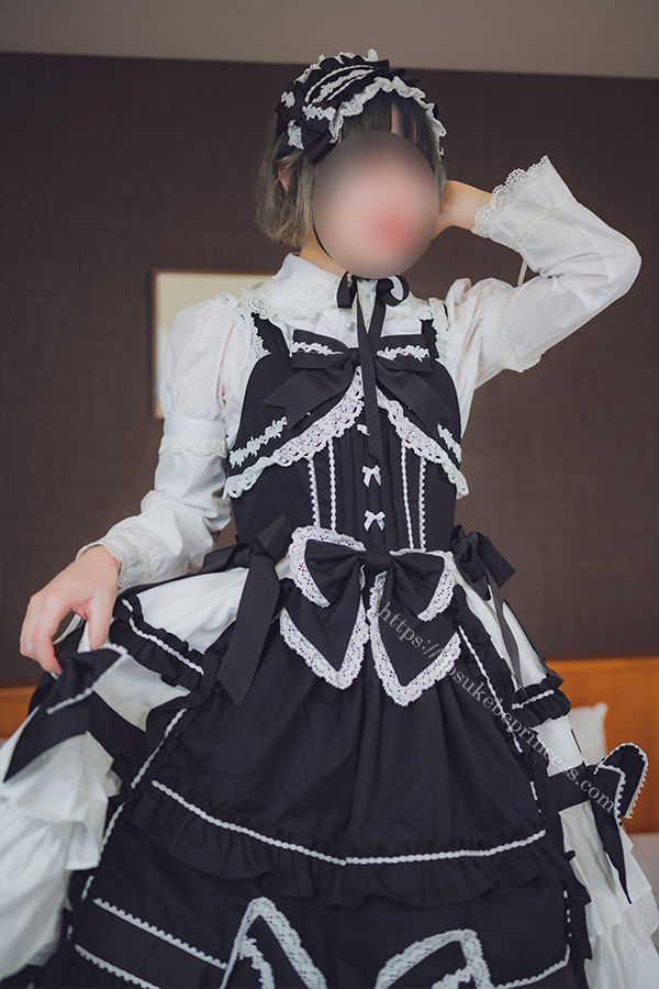 ロリータ服を着てポーズをとる女の子