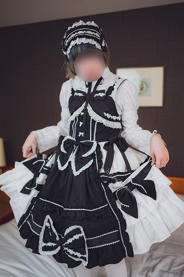 ロリータ服を着てポーズをとる女の子