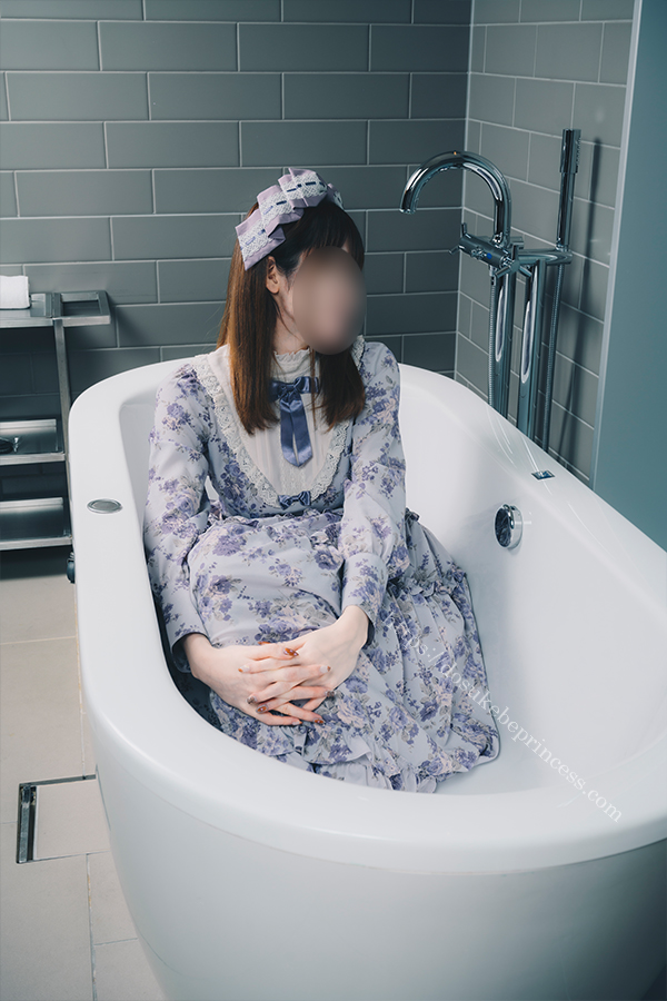 クラロリのロリータ服を着てポーズをとる女の子