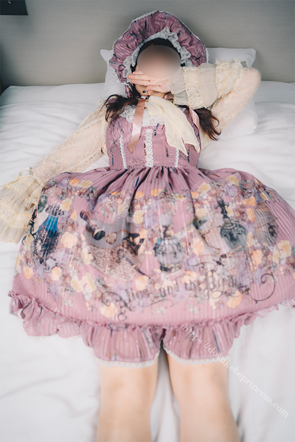 ロリータ服を着てベッドに寝転ぶ女の子