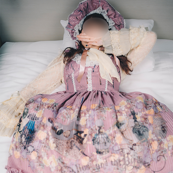 ロリータ服を着てベッドに寝転ぶ女の子