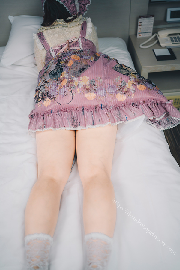 ロリータ服を着てベッドに寝転ぶ女の子
