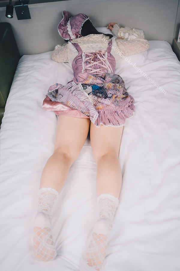 ロリータ服を着てポーズをとる女の子