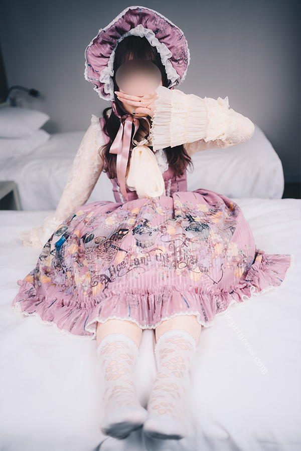 ロリータ服を着てポーズをとる女の子