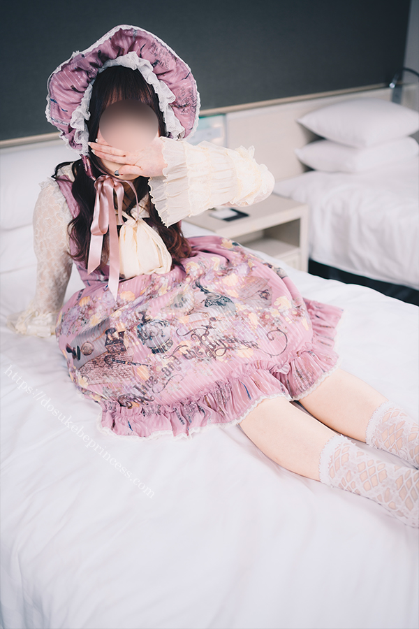 ロリータ服を着てポーズをとる女の子