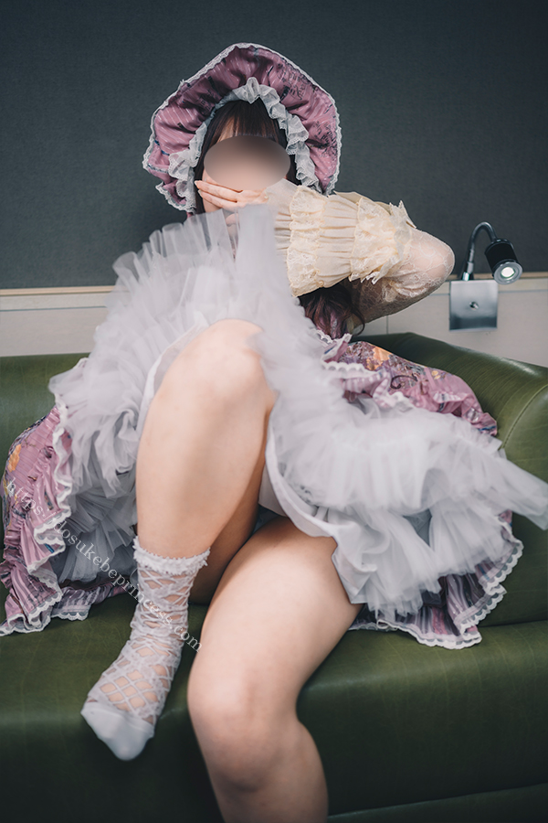 ロリータ服を着てポーズをとる女の子