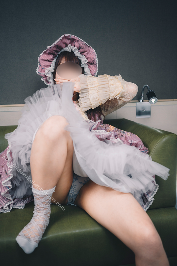 ロリータ服を着のスカートをまくってパンティを見せる女の子