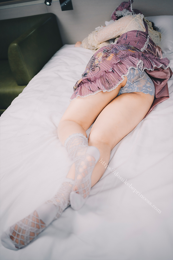 ロリータ服を着のスカートをまくってパンティを見せる女の子