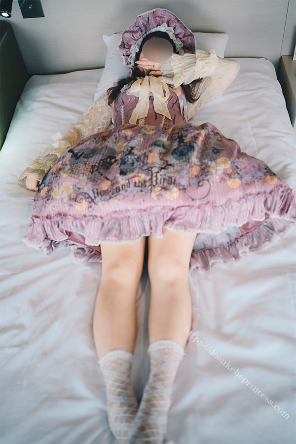 ロリータ服を着てベッドに横たわる女の子