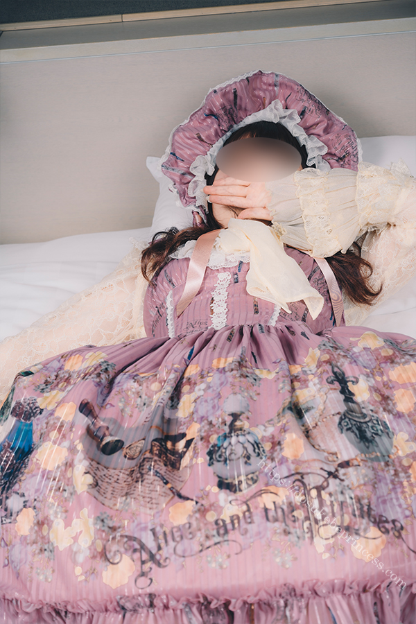 ロリータ服を着てベッドに横たわる女の子