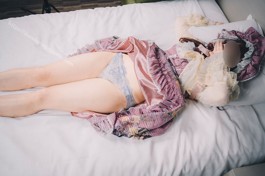 ロリータ服を着てベッドに横たわりパンティを見せる女の子