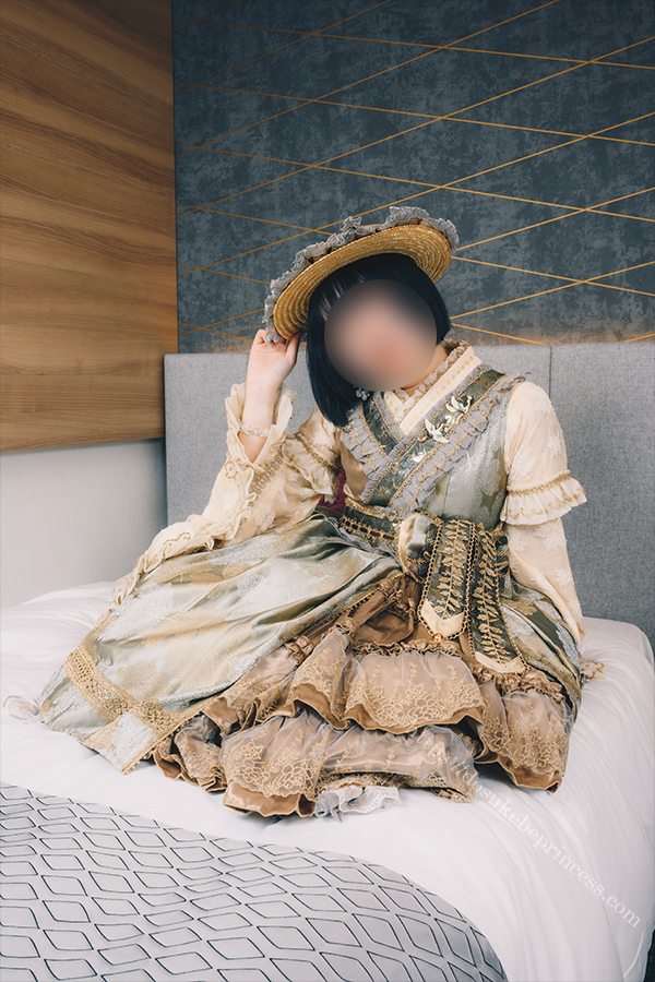 和風ロリータ服を着てポーズをとる女の子