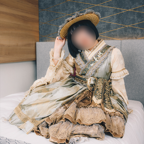 和風ロリータ服を着てポーズをとる女の子