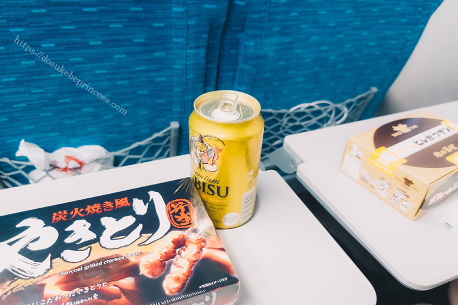新幹線の車内でビールを飲み駅弁を食べる