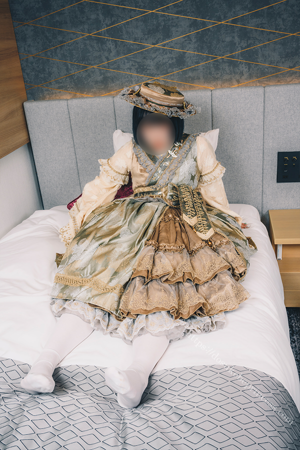 和風ロリータ服を着てポーズをとる女の子
