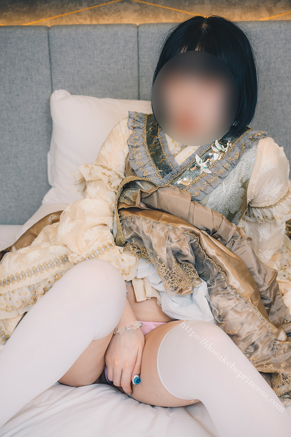 和風ロリータ服をまくってパンティを見せる女の子