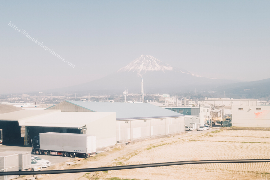 新幹線の車内から見える富士山