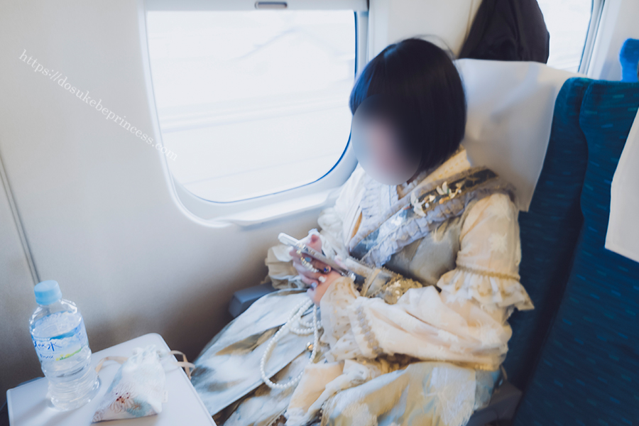 和ロリ服を着て新幹線のシートに座る女の子